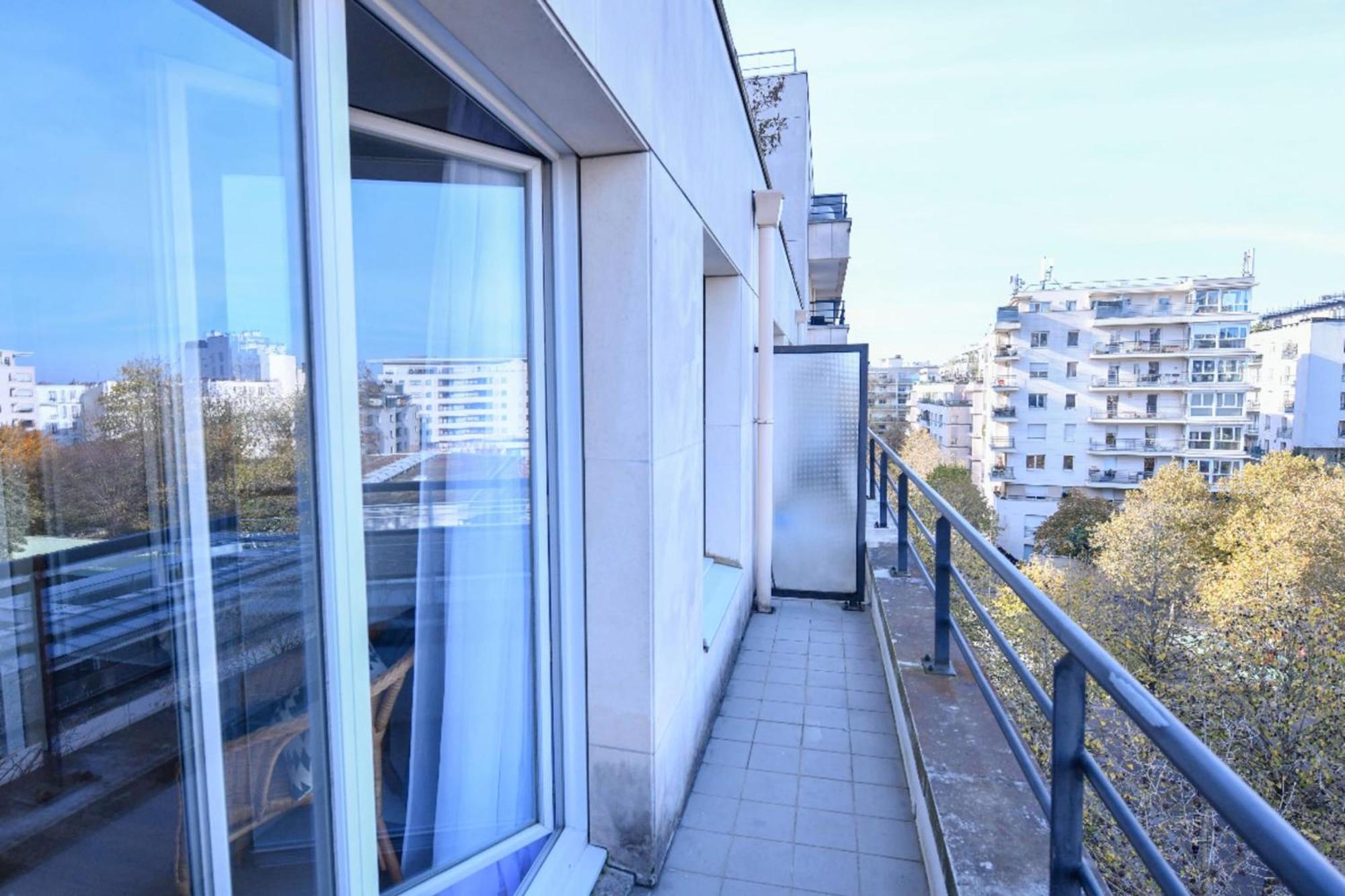 Bright With Balcony At Buttes Chaumont Parigi